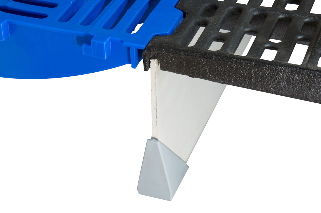 Пластикові та чавунні решітки встановлюються на міцні опорні балки DUO зі скловолокна.