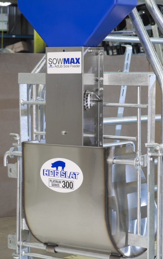 Годівниця SowMAX, показана у встановленому вигляді, з пластиковою ємністю зверху та кормовим коритом.